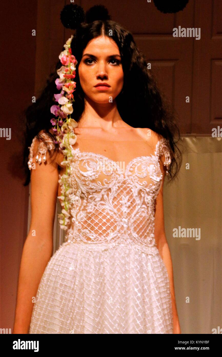 Athènes, Grèce. 14Th Jan, 2018. Un modèle porte une création de la styliste grecque Theodorou Stalo le deuxième jour de la Semaine de la mode nuptiale à Athènes 2018 : Crédit d'Eleni Paroglou/SOPA/ZUMA/Alamy Fil Live News Banque D'Images