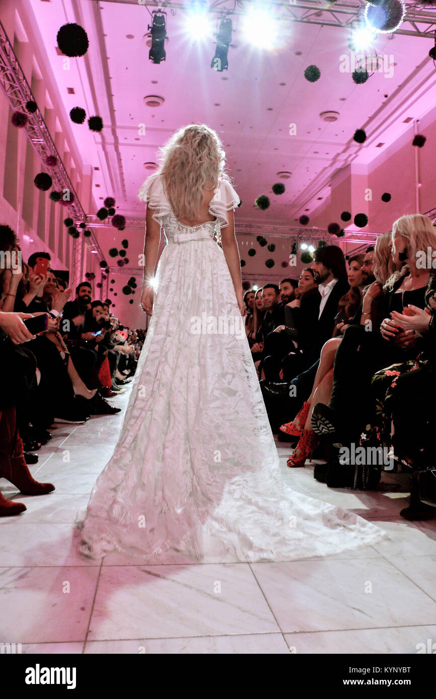 Athènes, Grèce. 14Th Jan, 2018. Un modèle porte une création de la styliste grecque Theodorou Stalo le deuxième jour de la Semaine de la mode nuptiale à Athènes 2018 : Crédit d'Eleni Paroglou/SOPA/ZUMA/Alamy Fil Live News Banque D'Images