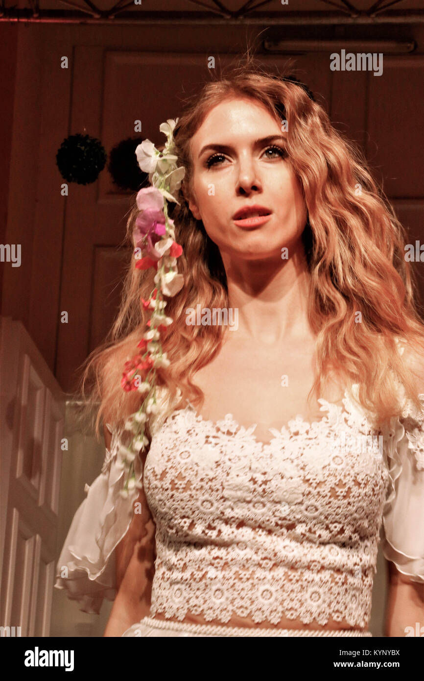 Athènes, Grèce. 14Th Jan, 2018. Un modèle porte une création de la styliste grecque Theodorou Stalo le deuxième jour de la Semaine de la mode nuptiale 2018 à Athènes. Credit : Eleni Paroglou/SOPA/ZUMA/Alamy Fil Live News Banque D'Images