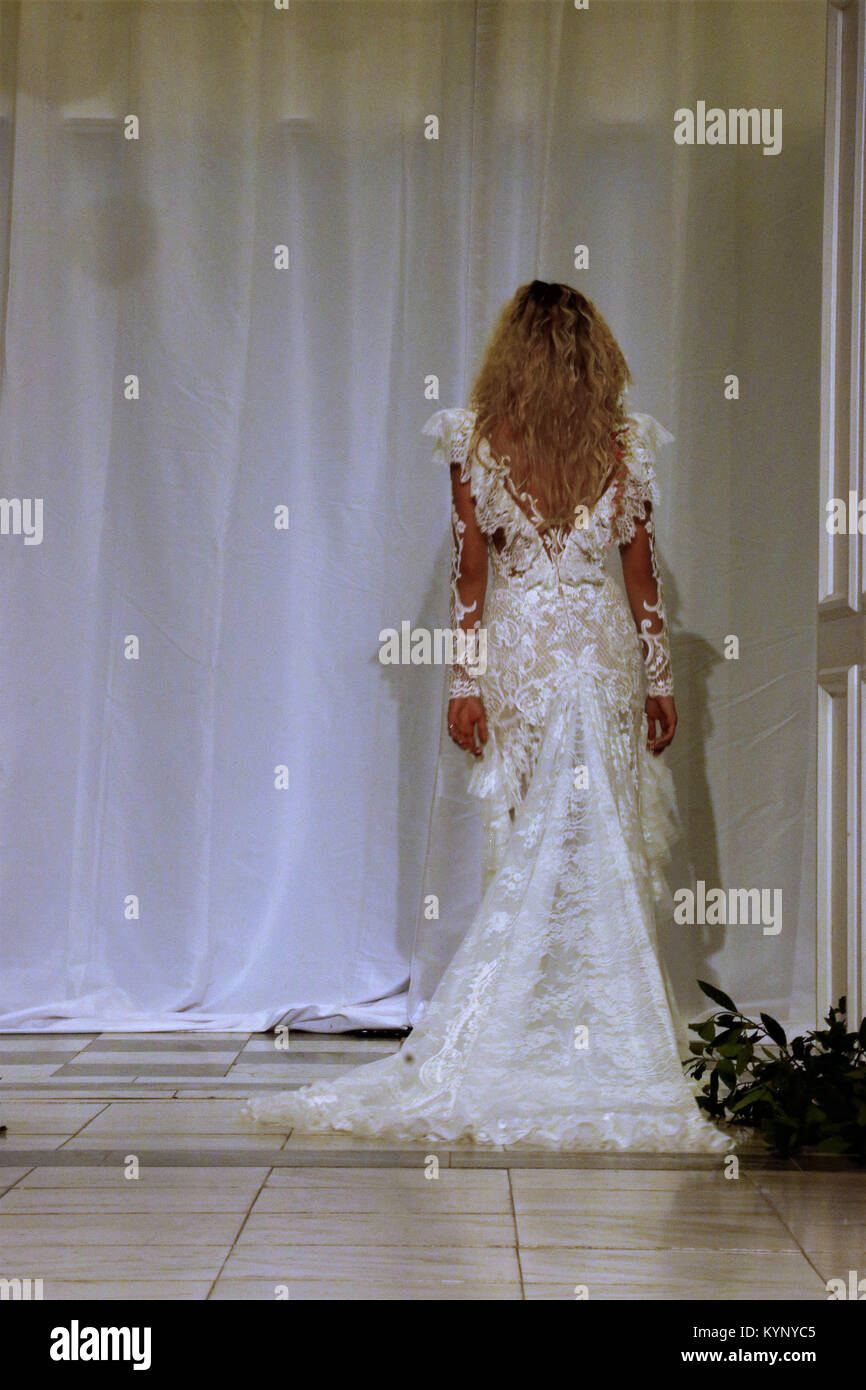 Athènes, Grèce. 14Th Jan, 2018. Un modèle porte une création de la styliste grecque Theodorou Stalo le deuxième jour de la Semaine de la mode nuptiale à Athènes 2018 : Crédit d'Eleni Paroglou/SOPA/ZUMA/Alamy Fil Live News Banque D'Images