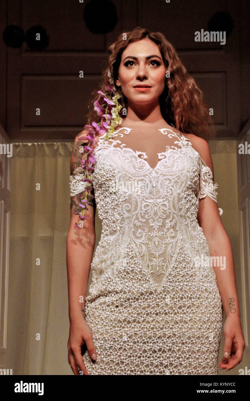 Athènes, Grèce. 14Th Jan, 2018. Un modèle porte une création de la styliste grecque Theodorou Stalo le deuxième jour de la Semaine de la mode nuptiale à Athènes 2018 : Crédit d'Eleni Paroglou/SOPA/ZUMA/Alamy Fil Live News Banque D'Images