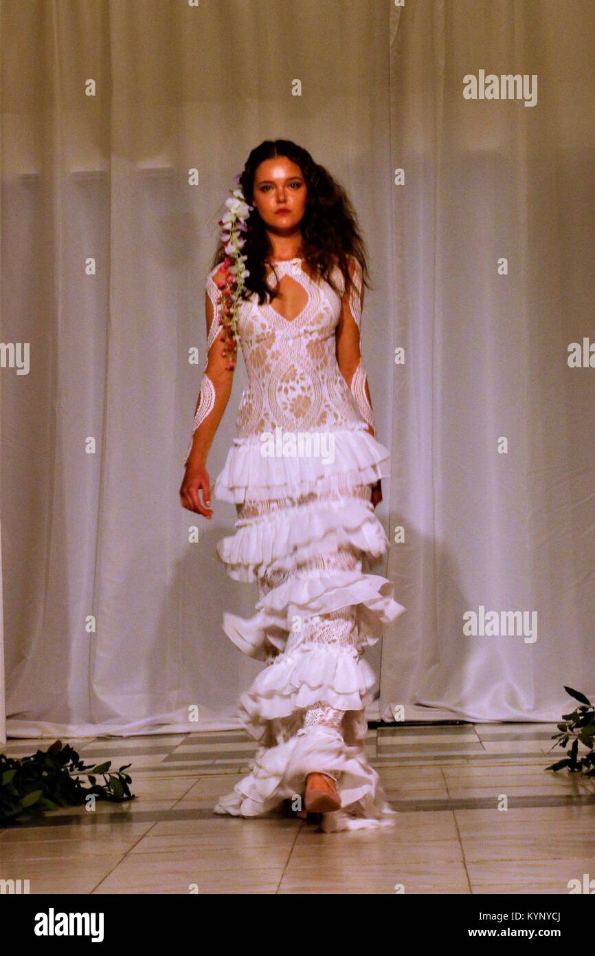 Athènes, Grèce. 14Th Jan, 2018. Un modèle porte une création de la styliste grecque Theodorou Stalo le deuxième jour de la Semaine de la mode nuptiale 2018 à Athènes. Credit : Eleni Paroglou/SOPA/ZUMA/Alamy Fil Live News Banque D'Images