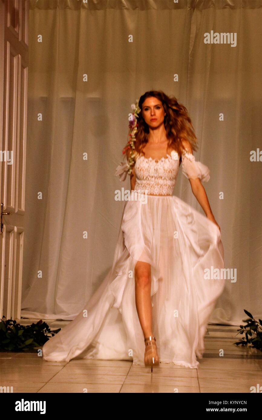 Athènes, Grèce. 14Th Jan, 2018. Un modèle porte une création de la styliste grecque Theodorou Stalo le deuxième jour de la Semaine de la mode nuptiale à Athènes 2018 : Crédit d'Eleni Paroglou/SOPA/ZUMA/Alamy Fil Live News Banque D'Images