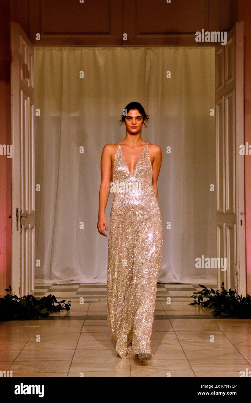 Athènes, Grèce. 14Th Jan, 2018. Un modèle porte une création de la designer de mode grec Erotokritos le deuxième jour de la Semaine de la mode nuptiale à Athènes 2018 : Crédit d'Eleni Paroglou/SOPA/ZUMA/Alamy Fil Live News Banque D'Images