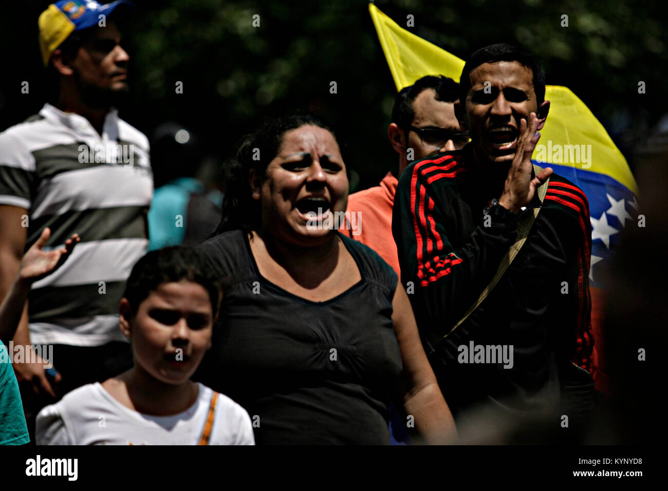 Caracas, Distrito Capital, AU VENEZUELA. Apr 15, 2013. Le 16 avril 2013. Adeptes de Henrique Capriles, continuer avec les manifestations pour le résultat électoral, où Nicolas Maduro a été le gagnant. Dans la ville de Caracas, capitale du Venezuela. Photo : Juan Carlos Hernandez Crédit : Juan Carlos Hernandez/ZUMA/Alamy Fil Live News Banque D'Images