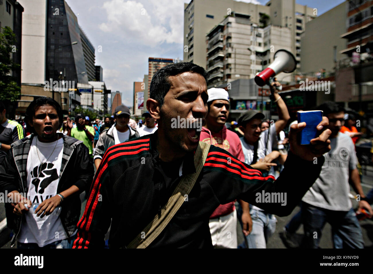 Caracas, Distrito Capital, AU VENEZUELA. Apr 15, 2013. Le 16 avril 2013. Adeptes de Henrique Capriles, continuer avec les manifestations pour le résultat électoral, où Nicolas Maduro a été le gagnant. Dans la ville de Caracas, capitale du Venezuela. Photo : Juan Carlos Hernandez Crédit : Juan Carlos Hernandez/ZUMA/Alamy Fil Live News Banque D'Images