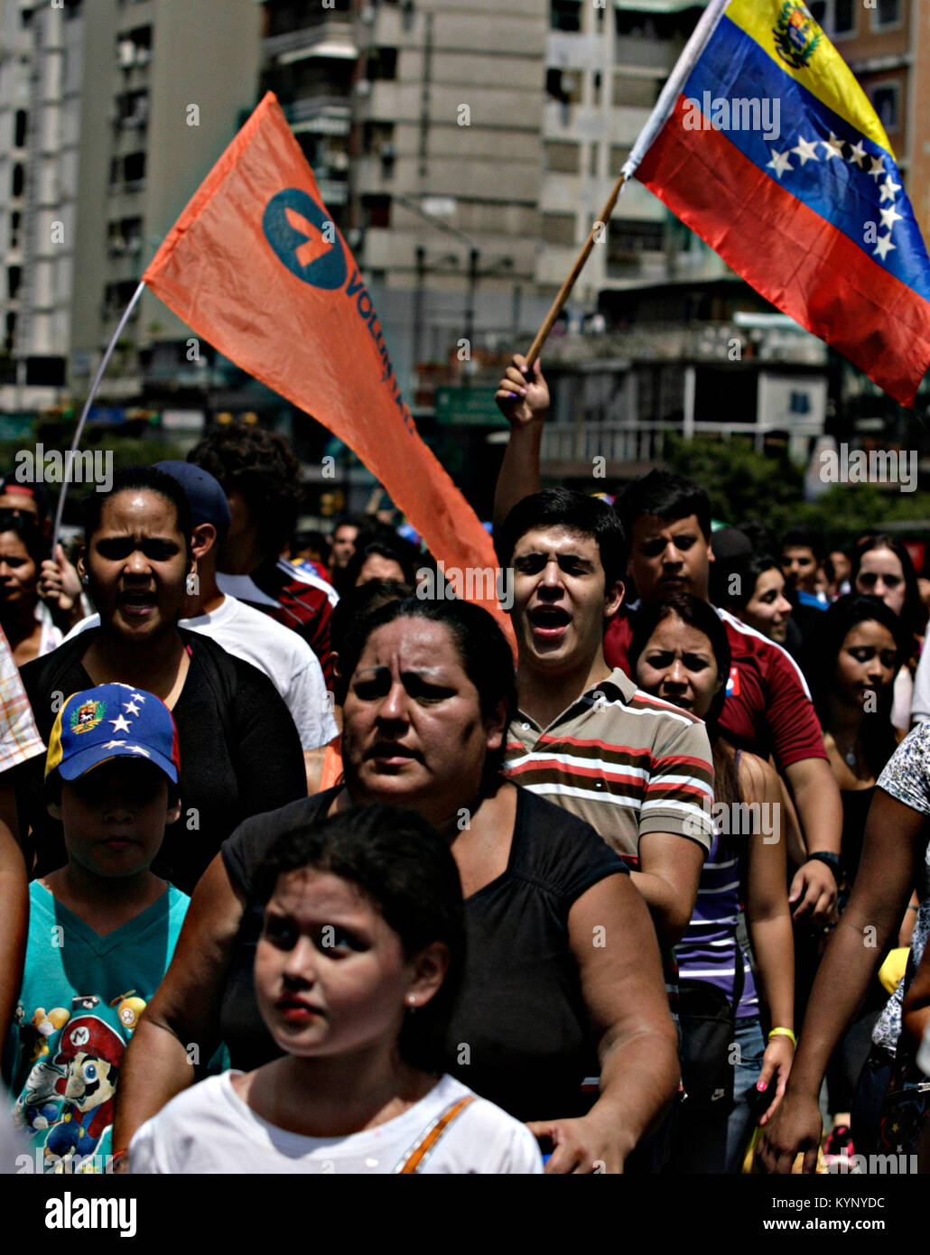Caracas, Distrito Capital, AU VENEZUELA. Apr 15, 2013. Le 16 avril 2013. Adeptes de Henrique Capriles, continuer avec les manifestations pour le résultat électoral, où Nicolas Maduro a été le gagnant. Dans la ville de Caracas, capitale du Venezuela. Photo : Juan Carlos Hernandez Crédit : Juan Carlos Hernandez/ZUMA/Alamy Fil Live News Banque D'Images