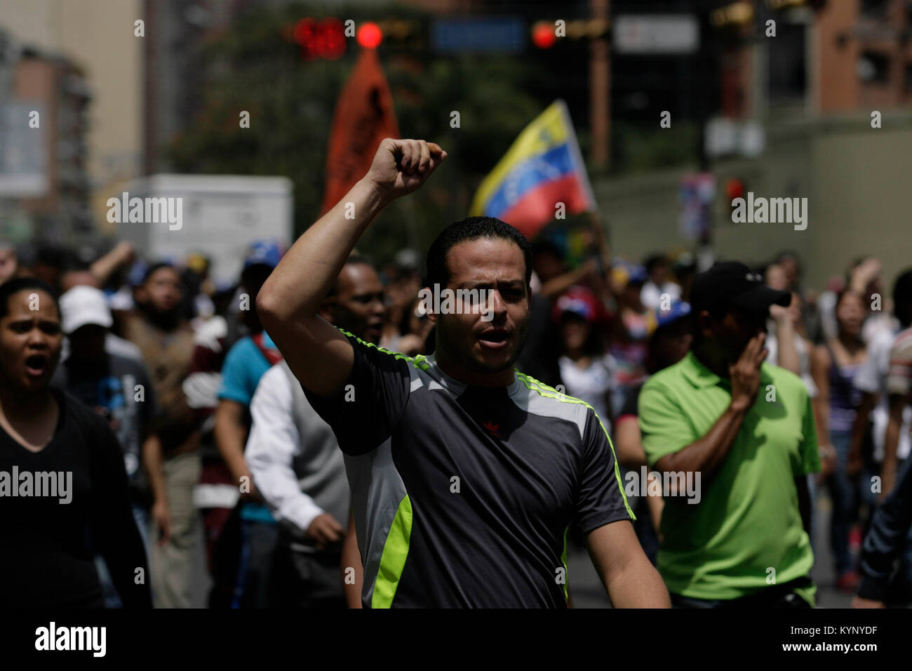 Caracas, Distrito Capital, AU VENEZUELA. Apr 15, 2013. Le 16 avril 2013. Adeptes de Henrique Capriles, continuer avec les manifestations pour le résultat électoral, où Nicolas Maduro a été le gagnant. Dans la ville de Caracas, capitale du Venezuela. Photo : Juan Carlos Hernandez Crédit : Juan Carlos Hernandez/ZUMA/Alamy Fil Live News Banque D'Images