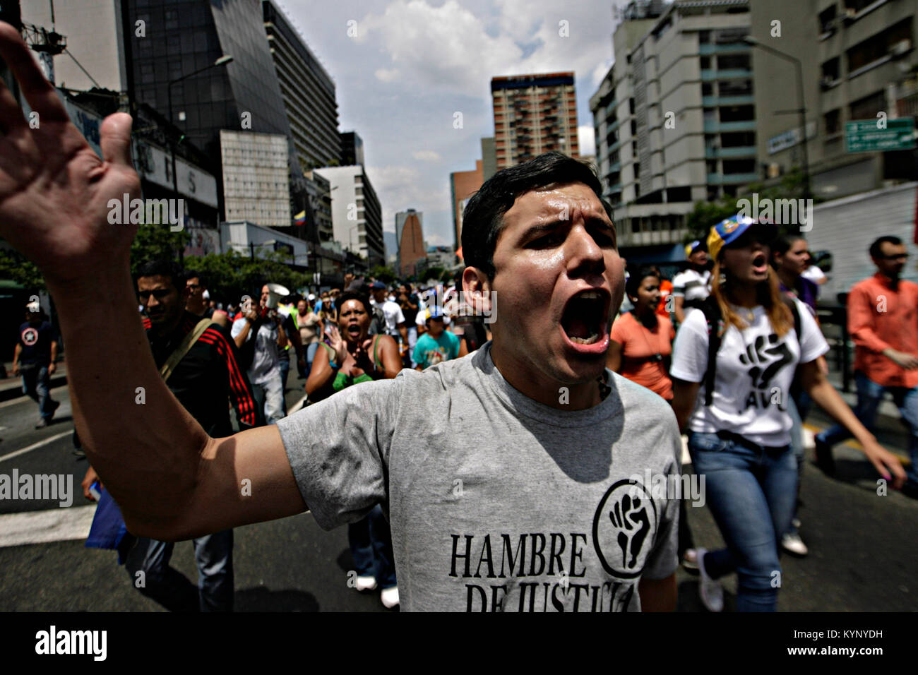 Caracas, Distrito Capital, AU VENEZUELA. Apr 15, 2013. Le 16 avril 2013. Adeptes de Henrique Capriles, continuer avec les manifestations pour le résultat électoral, où Nicolas Maduro a été le gagnant. Dans la ville de Caracas, capitale du Venezuela. Photo : Juan Carlos Hernandez Crédit : Juan Carlos Hernandez/ZUMA/Alamy Fil Live News Banque D'Images