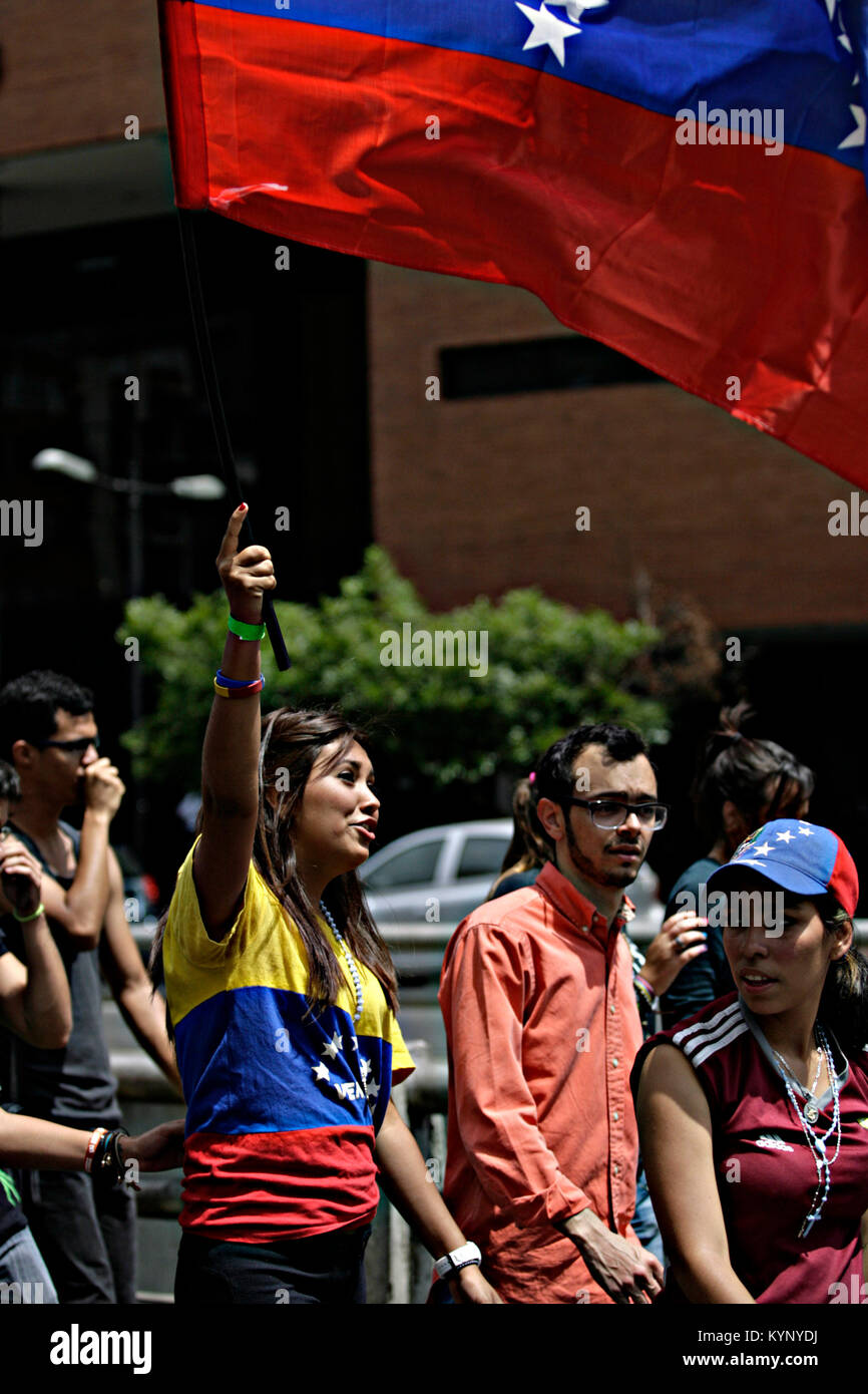 Caracas, Distrito Capital, AU VENEZUELA. Apr 15, 2013. Le 16 avril 2013. Adeptes de Henrique Capriles, continuer avec les manifestations pour le résultat électoral, où Nicolas Maduro a été le gagnant. Dans la ville de Caracas, capitale du Venezuela. Photo : Juan Carlos Hernandez Crédit : Juan Carlos Hernandez/ZUMA/Alamy Fil Live News Banque D'Images