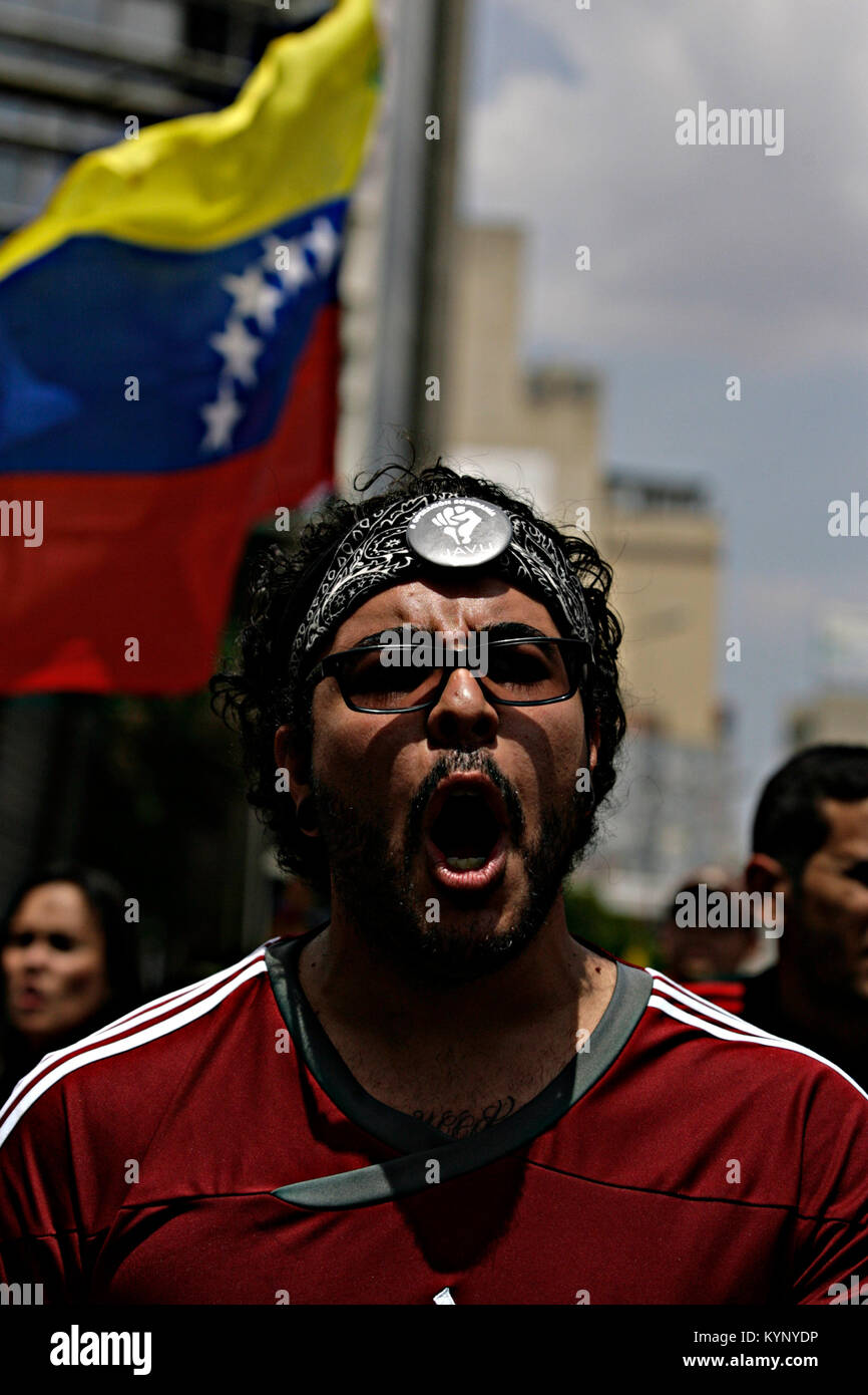Caracas, Distrito Capital, AU VENEZUELA. Apr 15, 2013. Le 16 avril 2013. Adeptes de Henrique Capriles, continuer avec les manifestations pour le résultat électoral, où Nicolas Maduro a été le gagnant. Dans la ville de Caracas, capitale du Venezuela. Photo : Juan Carlos Hernandez Crédit : Juan Carlos Hernandez/ZUMA/Alamy Fil Live News Banque D'Images
