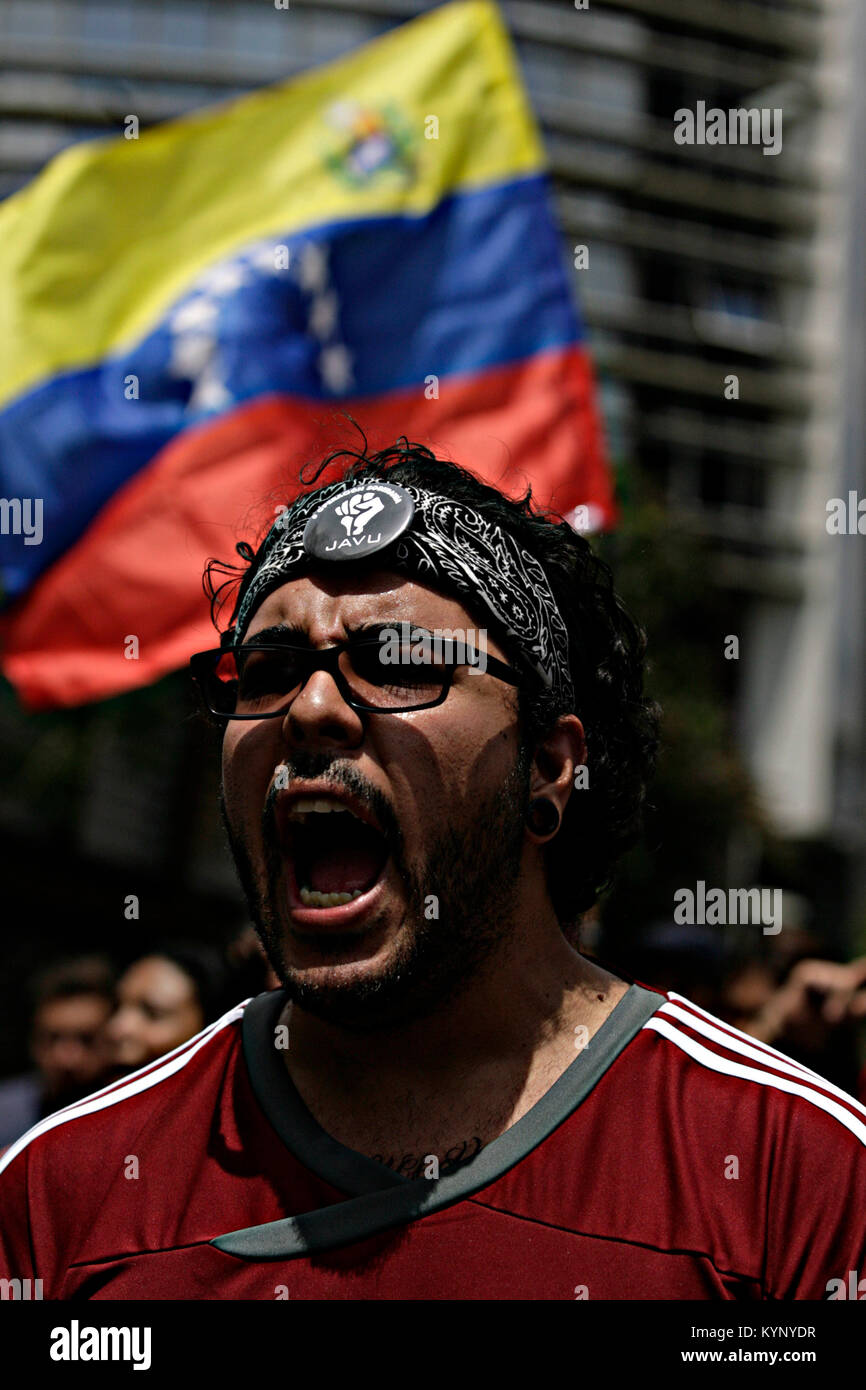 Caracas, Distrito Capital, AU VENEZUELA. Apr 15, 2013. Le 16 avril 2013. Adeptes de Henrique Capriles, continuer avec les manifestations pour le résultat électoral, où Nicolas Maduro a été le gagnant. Dans la ville de Caracas, capitale du Venezuela. Photo : Juan Carlos Hernandez Crédit : Juan Carlos Hernandez/ZUMA/Alamy Fil Live News Banque D'Images