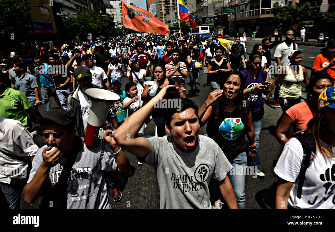 Caracas, Distrito Capital, AU VENEZUELA. Apr 15, 2013. Le 16 avril 2013. Adeptes de Henrique Capriles, continuer avec les manifestations pour le résultat électoral, où Nicolas Maduro a été le gagnant. Dans la ville de Caracas, capitale du Venezuela. Photo : Juan Carlos Hernandez Crédit : Juan Carlos Hernandez/ZUMA/Alamy Fil Live News Banque D'Images