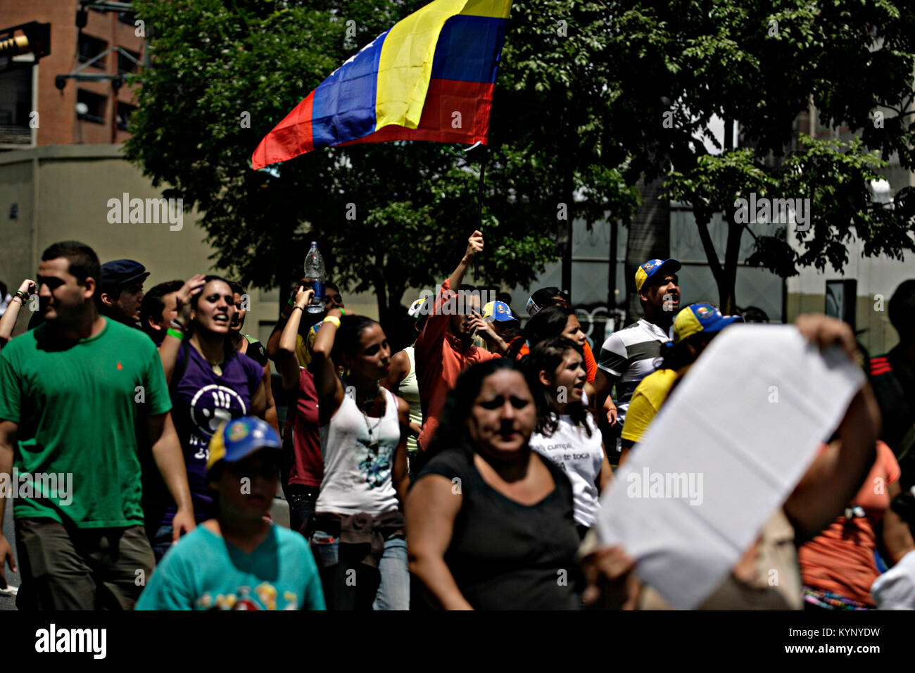 Caracas, Distrito Capital, AU VENEZUELA. Apr 15, 2013. Le 16 avril 2013. Adeptes de Henrique Capriles, continuer avec les manifestations pour le résultat électoral, où Nicolas Maduro a été le gagnant. Dans la ville de Caracas, capitale du Venezuela. Photo : Juan Carlos Hernandez Crédit : Juan Carlos Hernandez/ZUMA/Alamy Fil Live News Banque D'Images
