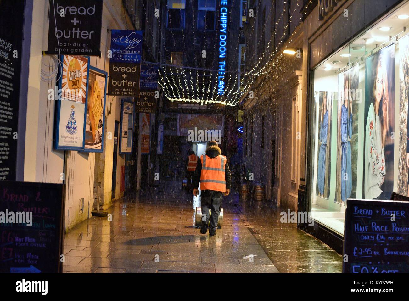 Glasgow, Royaume-Uni. 16 janvier, 2018. Météo britannique. En stock les travailleurs des bars et des restaurants dans le temps de gel. Crédit : Tony Clerkson/Alamy Live News Banque D'Images