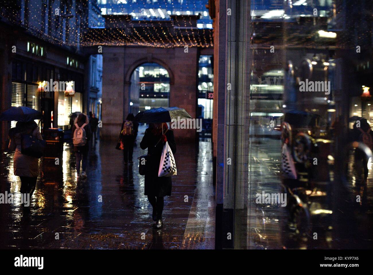 Glasgow, Royaume-Uni. 16 janvier, 2018. Météo britannique. La position des gens à travailler le centre-ville de Glasgow dans le froid glacial et le grésil Crédit : Tony Clerkson/Alamy Live News Banque D'Images