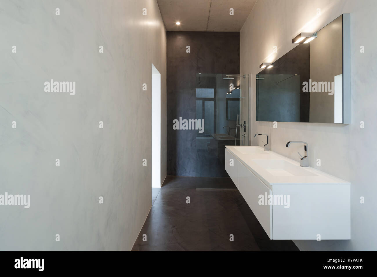 Intérieur de l'appartement, une salle de bains moderne avec douche et lavabo Banque D'Images