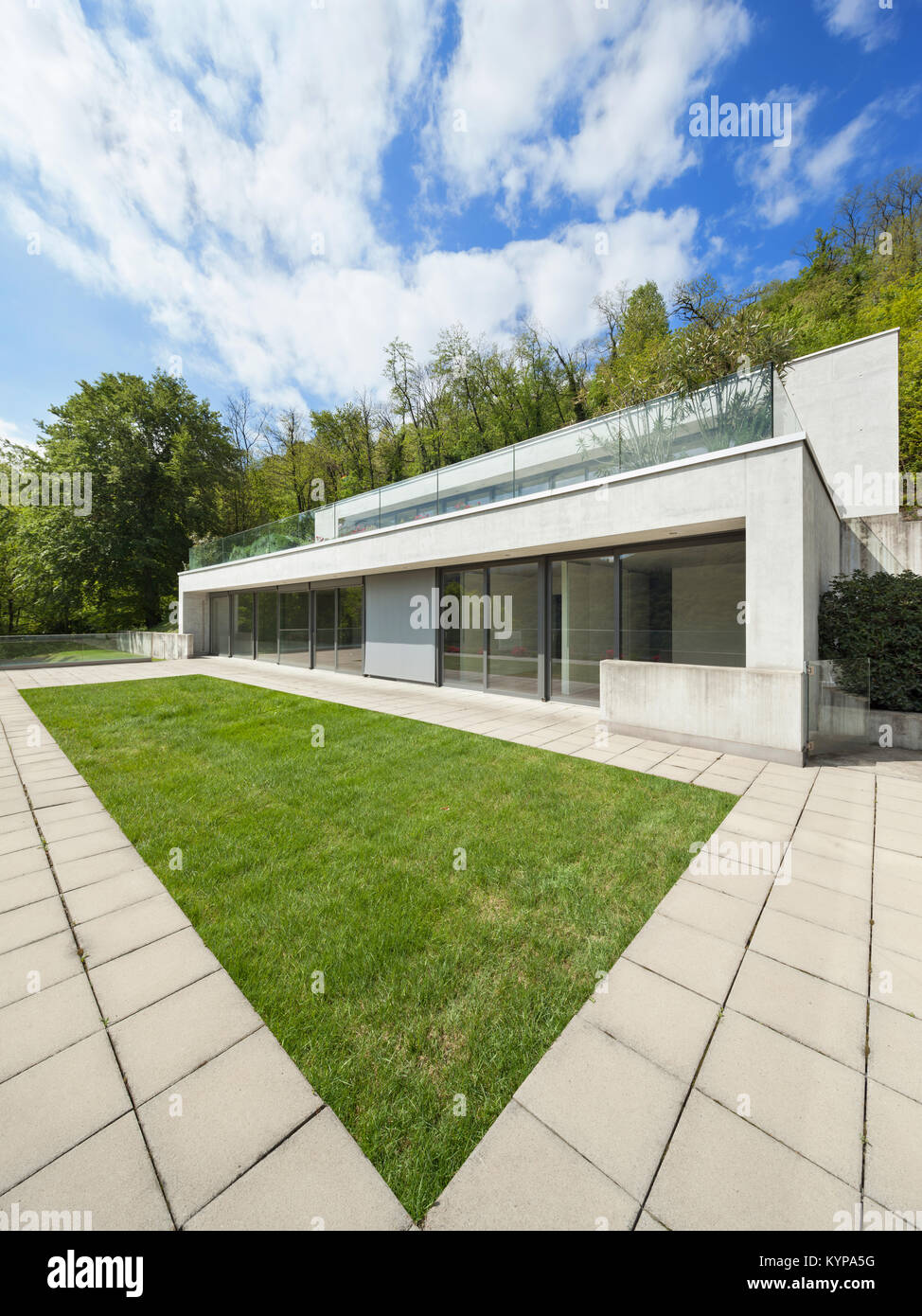 L'architecture moderne à l'extérieur, le béton maison avec pelouse verte Banque D'Images