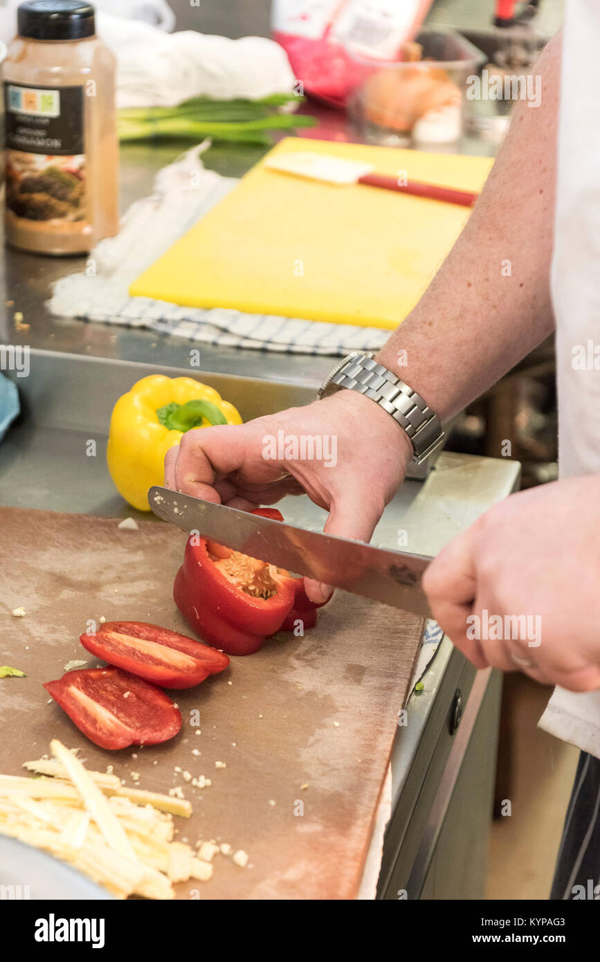 La préparation des aliments - chef de la préparation des aliments dans un restaurant cuisine. Banque D'Images