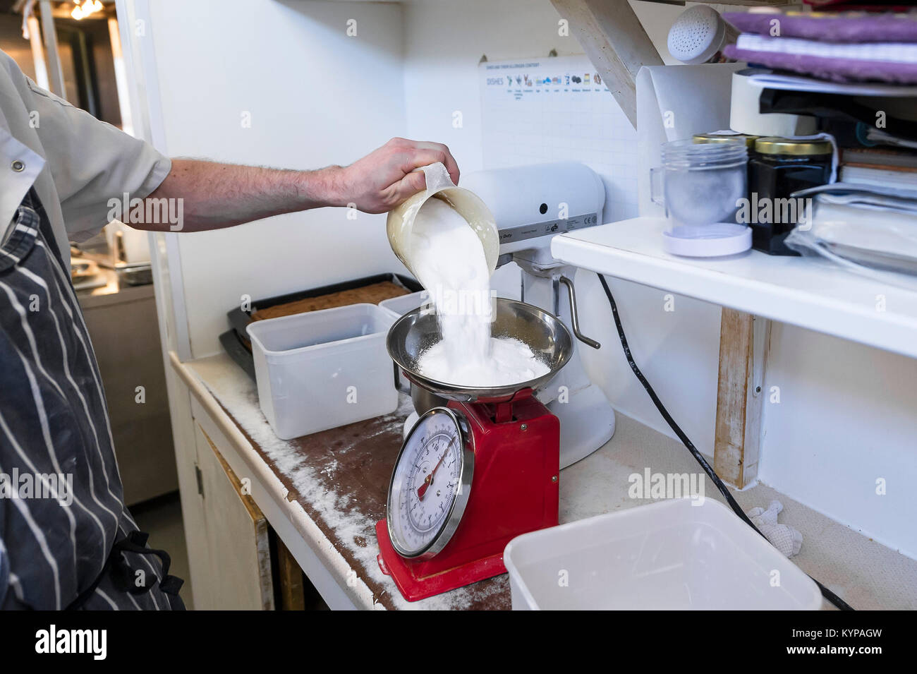 La préparation des aliments - chef de la pesée des ingrédients dans un restaurant de cuisine. Banque D'Images