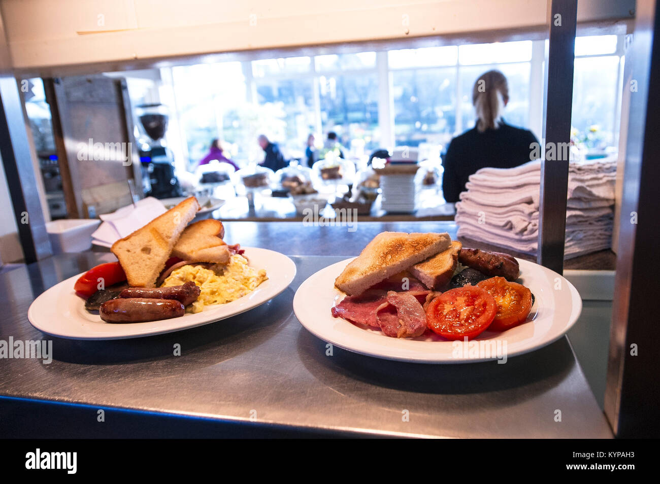 La préparation des aliments - deux un petit déjeuner anglais complet dans la salle d'attente du passage dans un restaurant. Banque D'Images