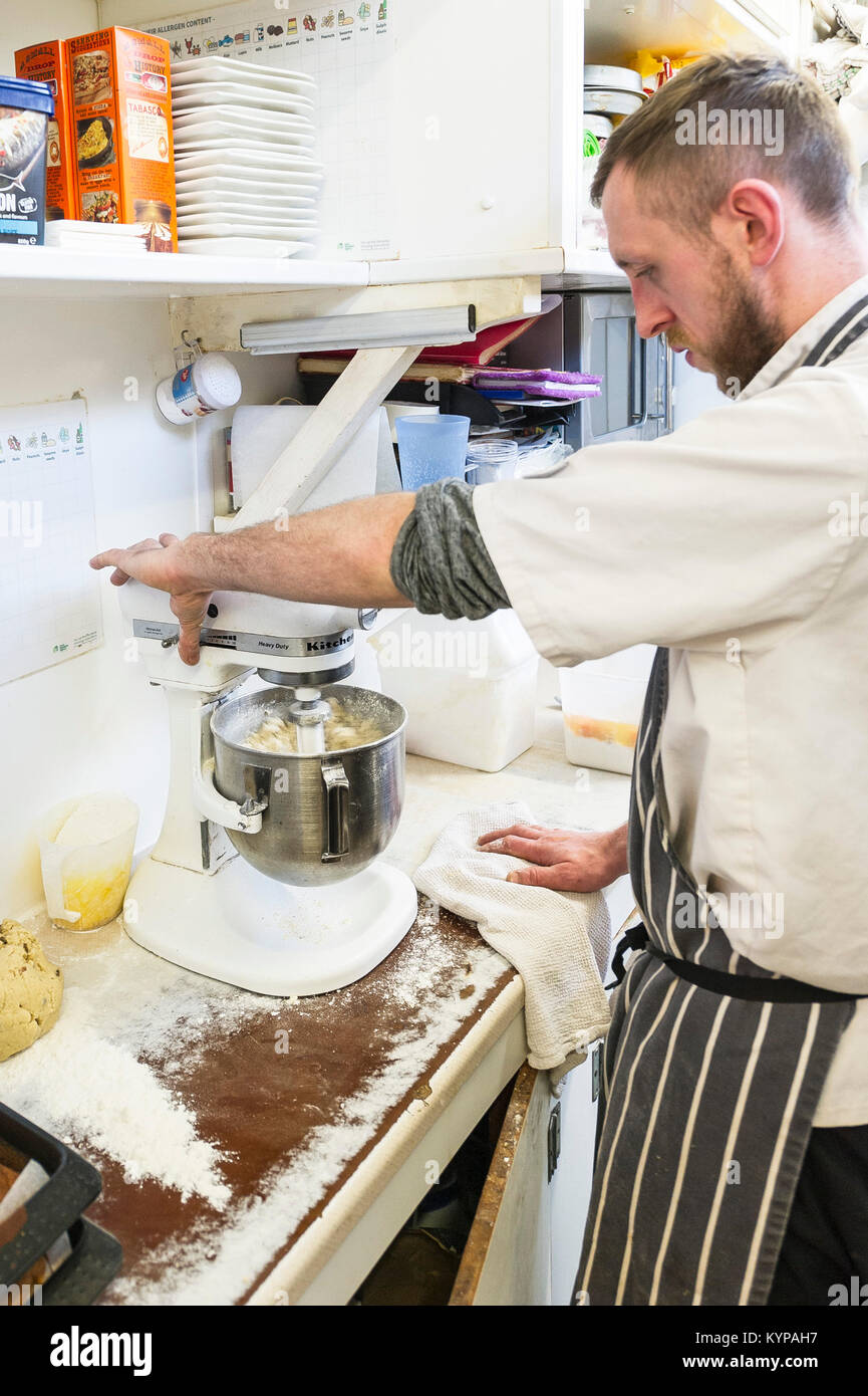 La préparation des aliments un chef mixer la pâte dans une cuisine de restaurant. Banque D'Images