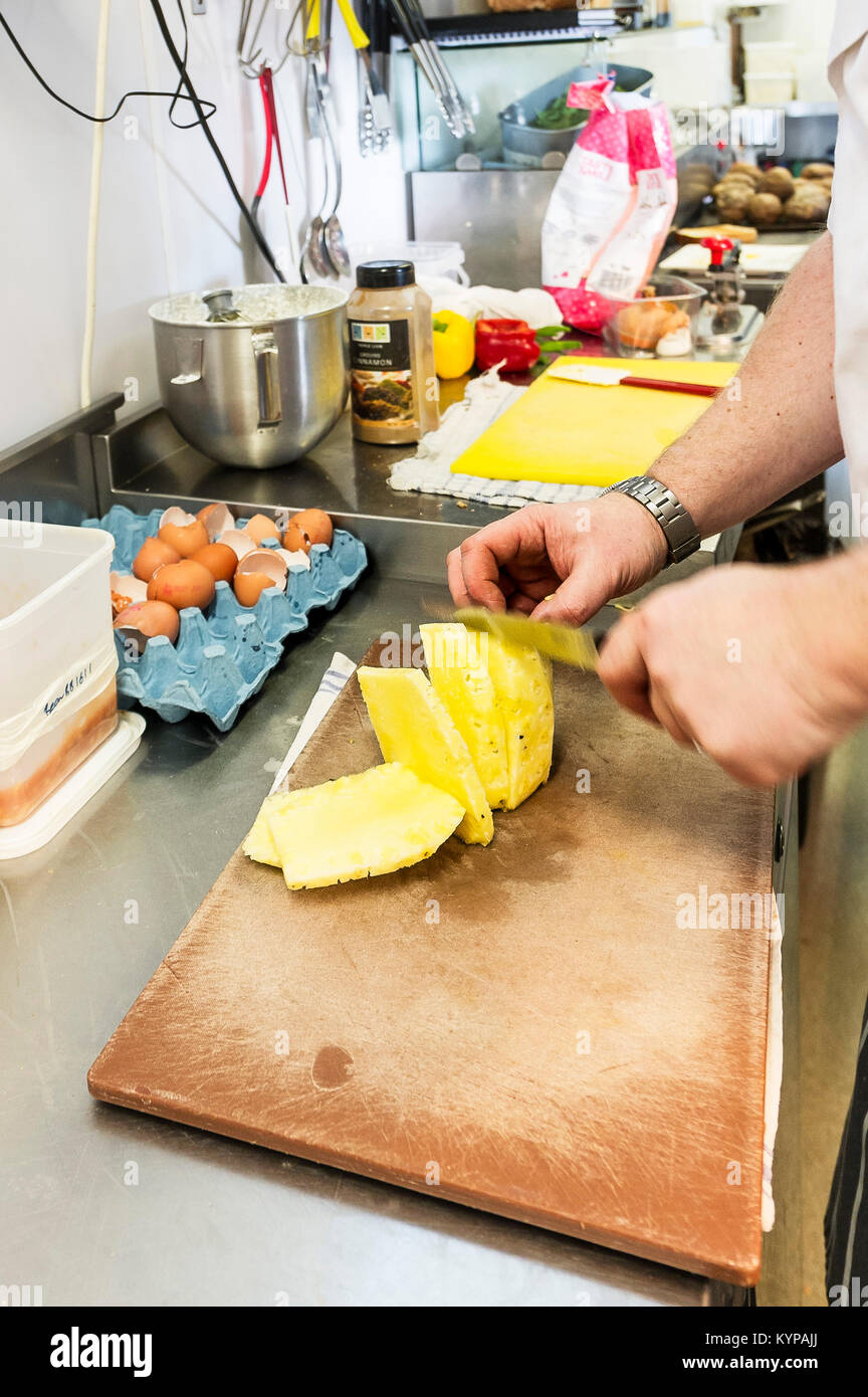 La préparation des aliments - aliments qui sont préparés dans une cuisine de restaurant. Banque D'Images