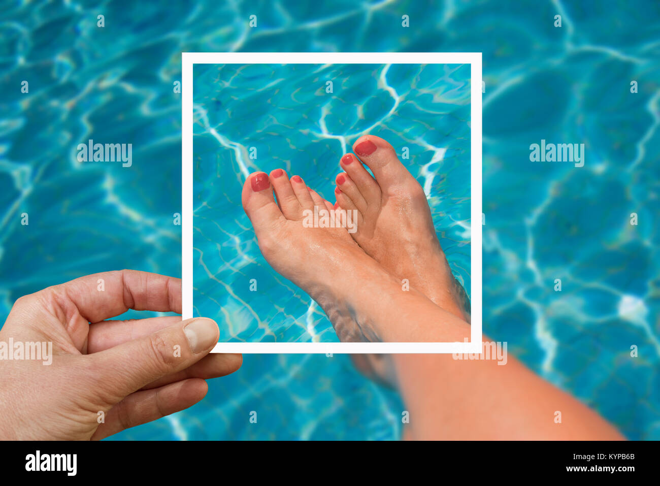 La photo d'une femme selfies pieds à la piscine, l'eau bleu turquoise Banque D'Images