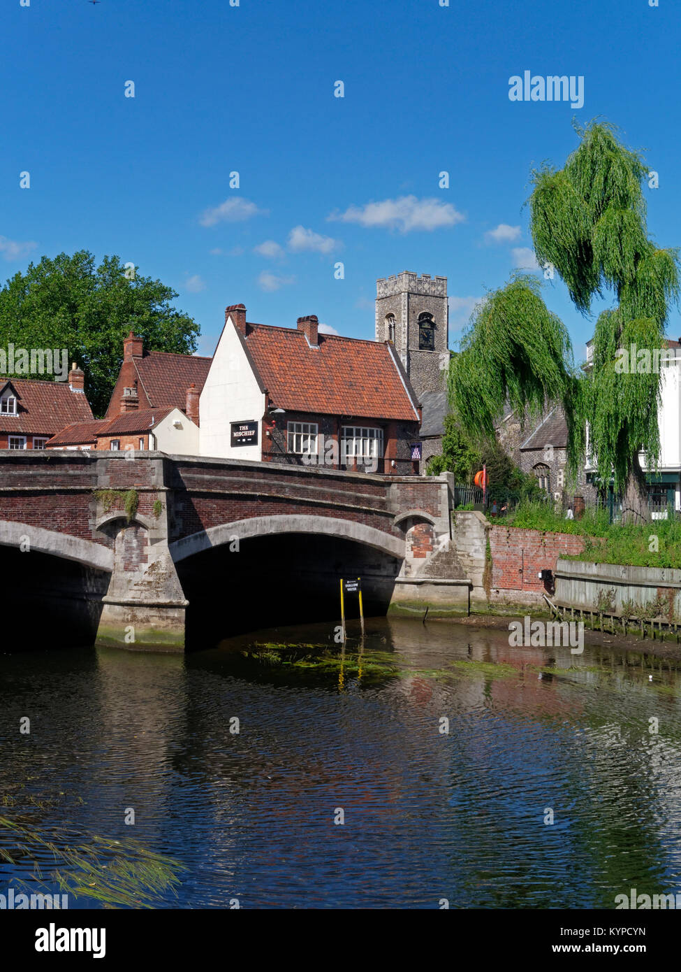 La rivière Wensum, à la fin de l'Af Bridge dans le centre de la ville historique de Norwich, Norfolk, England, UK Banque D'Images