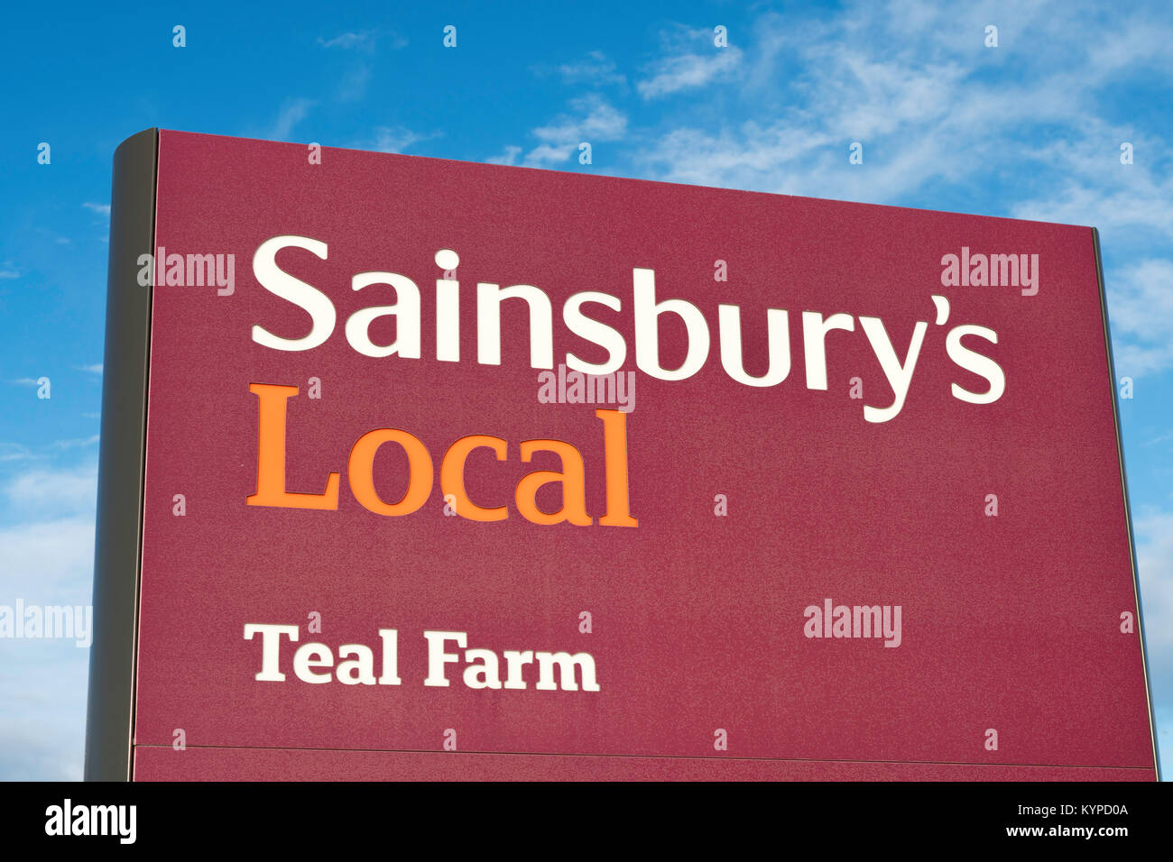 Sainsburys signe local et le logo, England, UK Banque D'Images