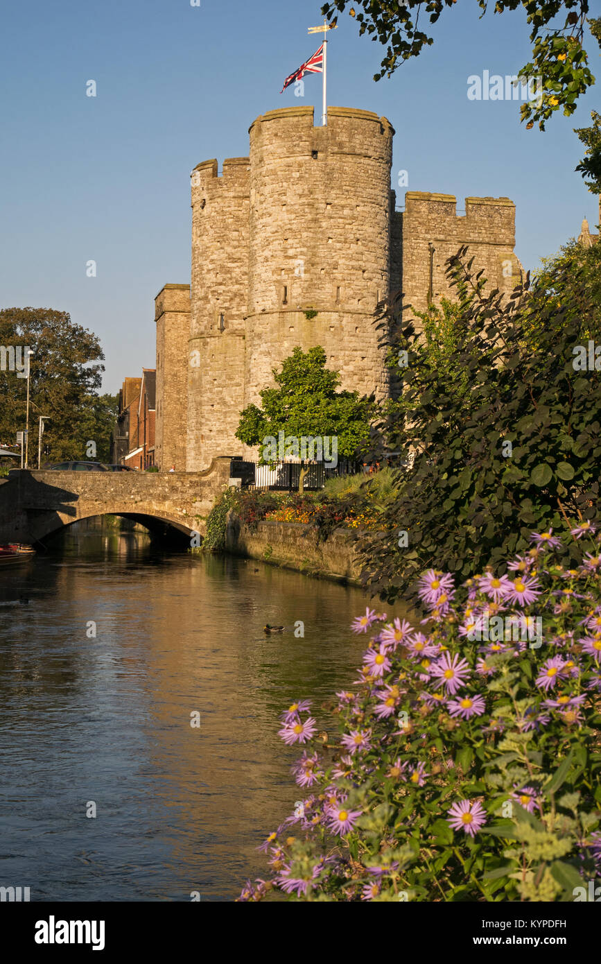 Le Westgate Towers, situé le long de la rivière Stour, et le Westgate Gardens à Canterbury, Kent, England, UK Banque D'Images