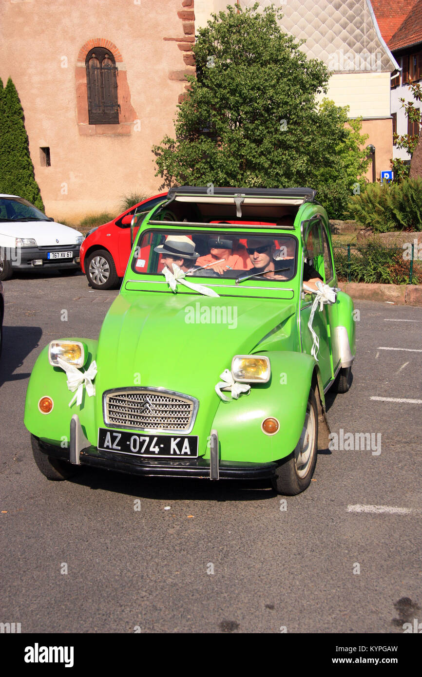 Lime Green Citroen 2CV avec le toit ouvrant ouvert décoré avec des rubans  d'être utilisé comme une voiture de mariage pour un mariage dans la région  d'Alsace, France Photo Stock - Alamy