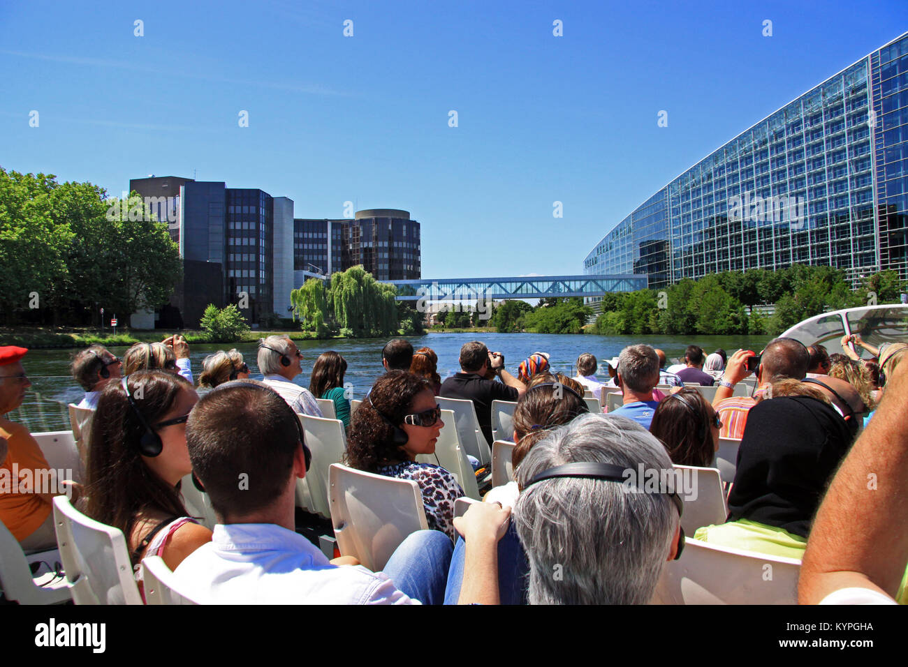 Les touristes et vacanciers sur une rivière en bateau dans Strasbourg France voir et photographier le Parlement européen et la Cour des droits de l'homme Banque D'Images