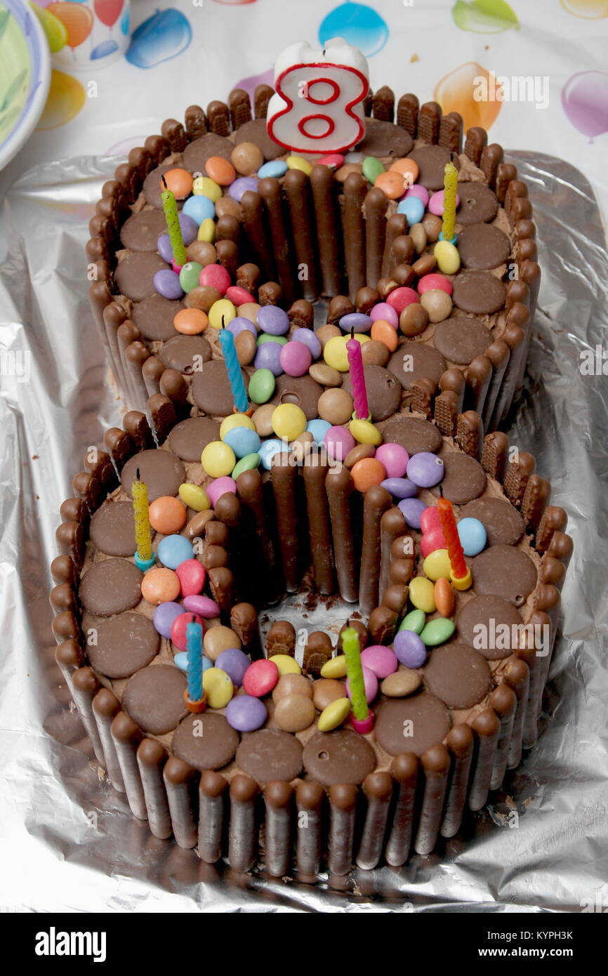 Gateau D Anniversaire En Forme De Huit Fait A Partir De Boutons Chocolat Biscuits Au Chocolat Et Smarties Colles Photo Stock Alamy