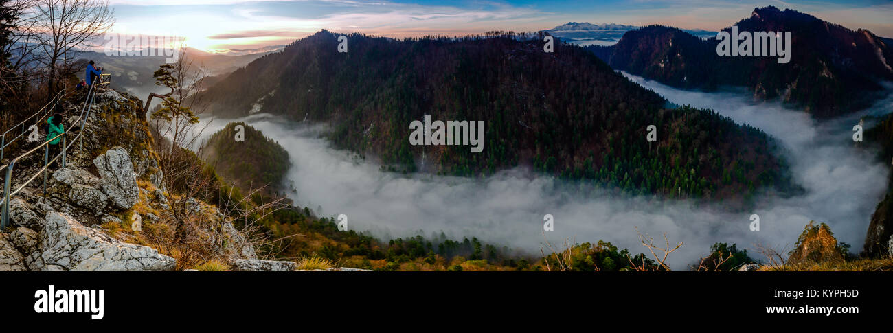 Lever de soleil sur Sokolica, Pieniny, Pologne Banque D'Images