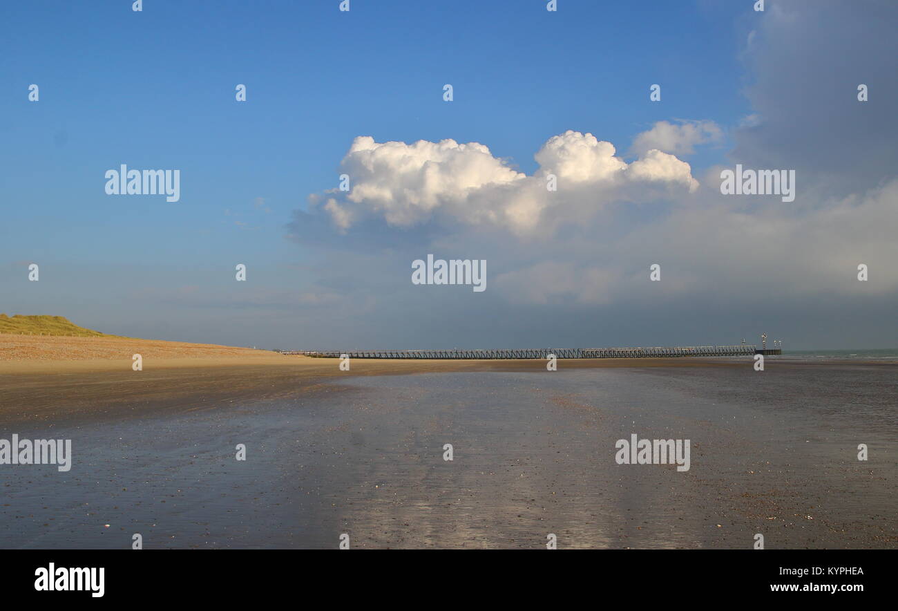 Plage déserte à marée basse, avec une jetée et ciel dramatique dans l'arrière-plan Banque D'Images