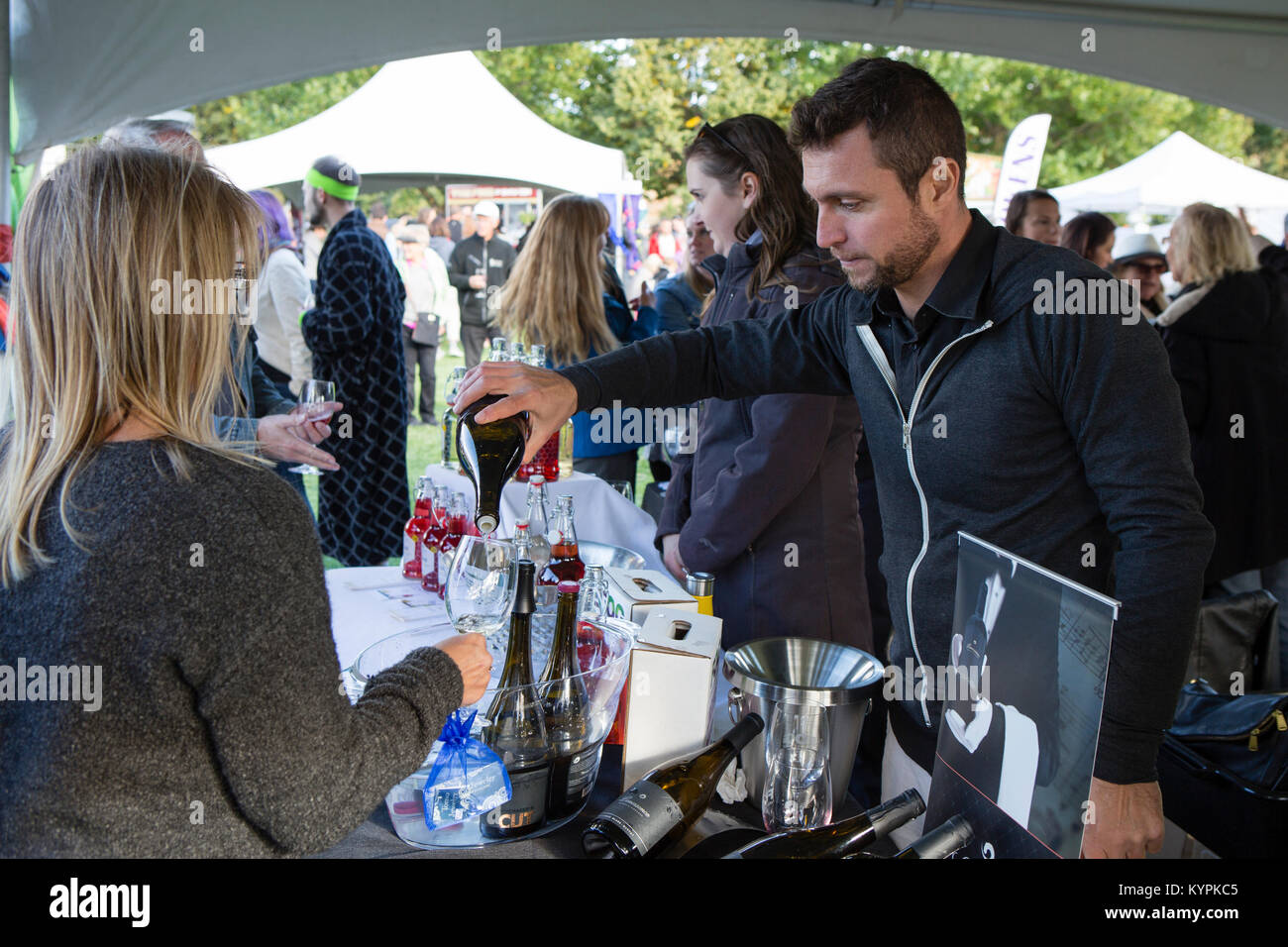 Visiter la dégustation vins divers participants qui sont à l'affiche au Festival annuel du Raisin situé à Oliver, en Colombie-Britannique, Canada. Banque D'Images
