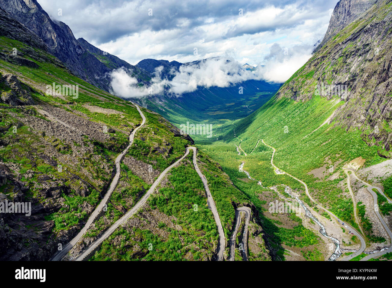 Chemin du troll ou Trollstigen Trollstigveien route sinueuse de montagne en Norvège. Banque D'Images