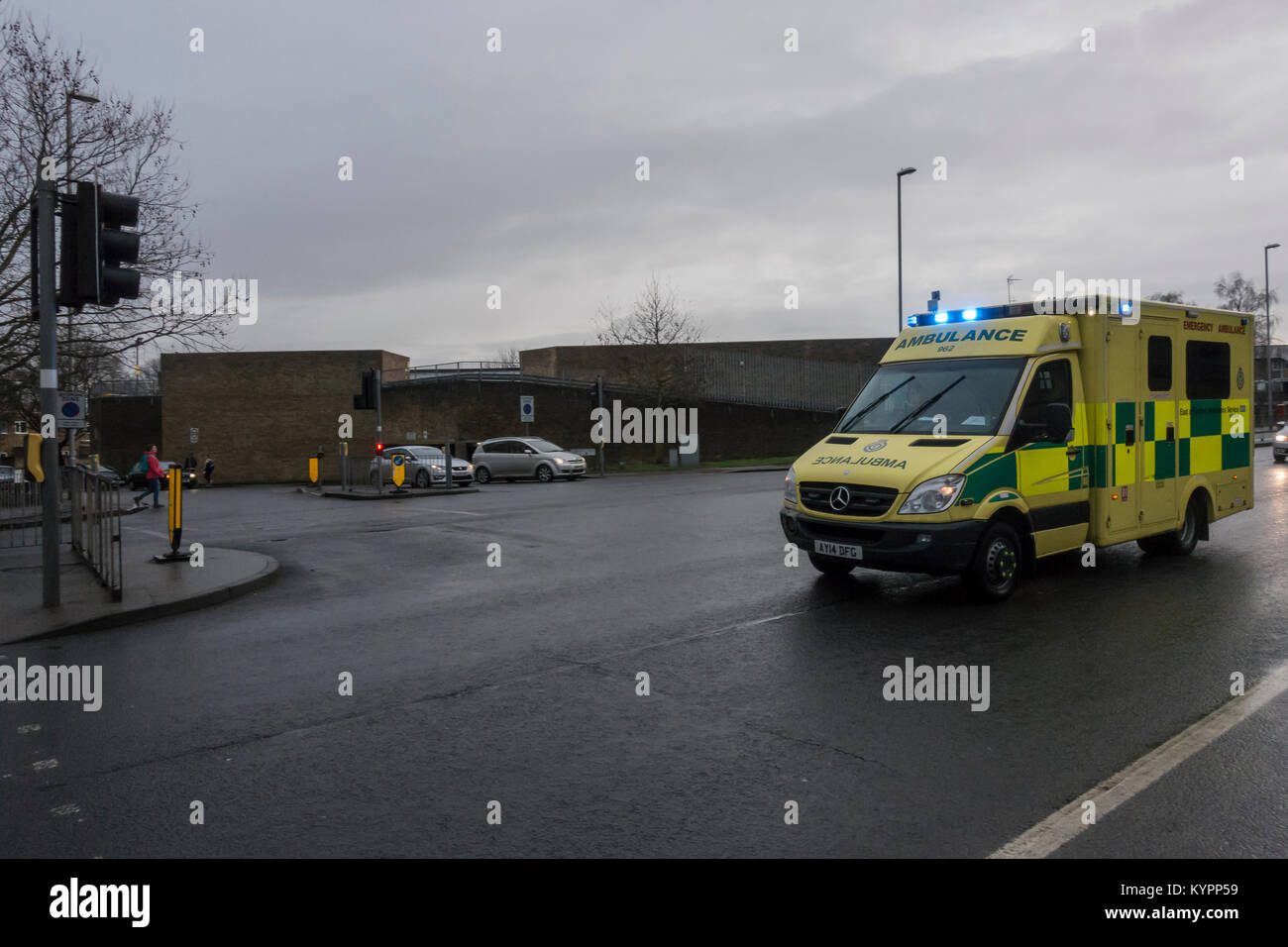 L'ambulance d'urgence sur appel de la lumière bleue. Banque D'Images