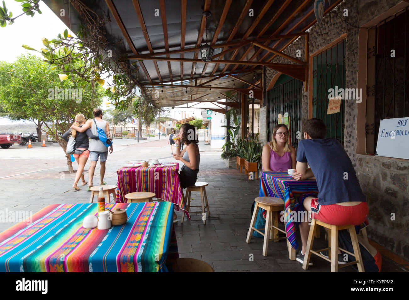 Cafe Galapagos - les gens assis à un café de la rue, ville de San Cristobal, San Cristobal, îles Galapagos, Equateur Amérique du Sud Banque D'Images