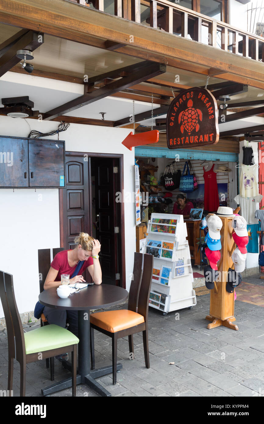 Cafe Galapagos - les gens assis à un café de la rue, ville de San Cristobal, San Cristobal, îles Galapagos, Equateur Amérique du Sud Banque D'Images