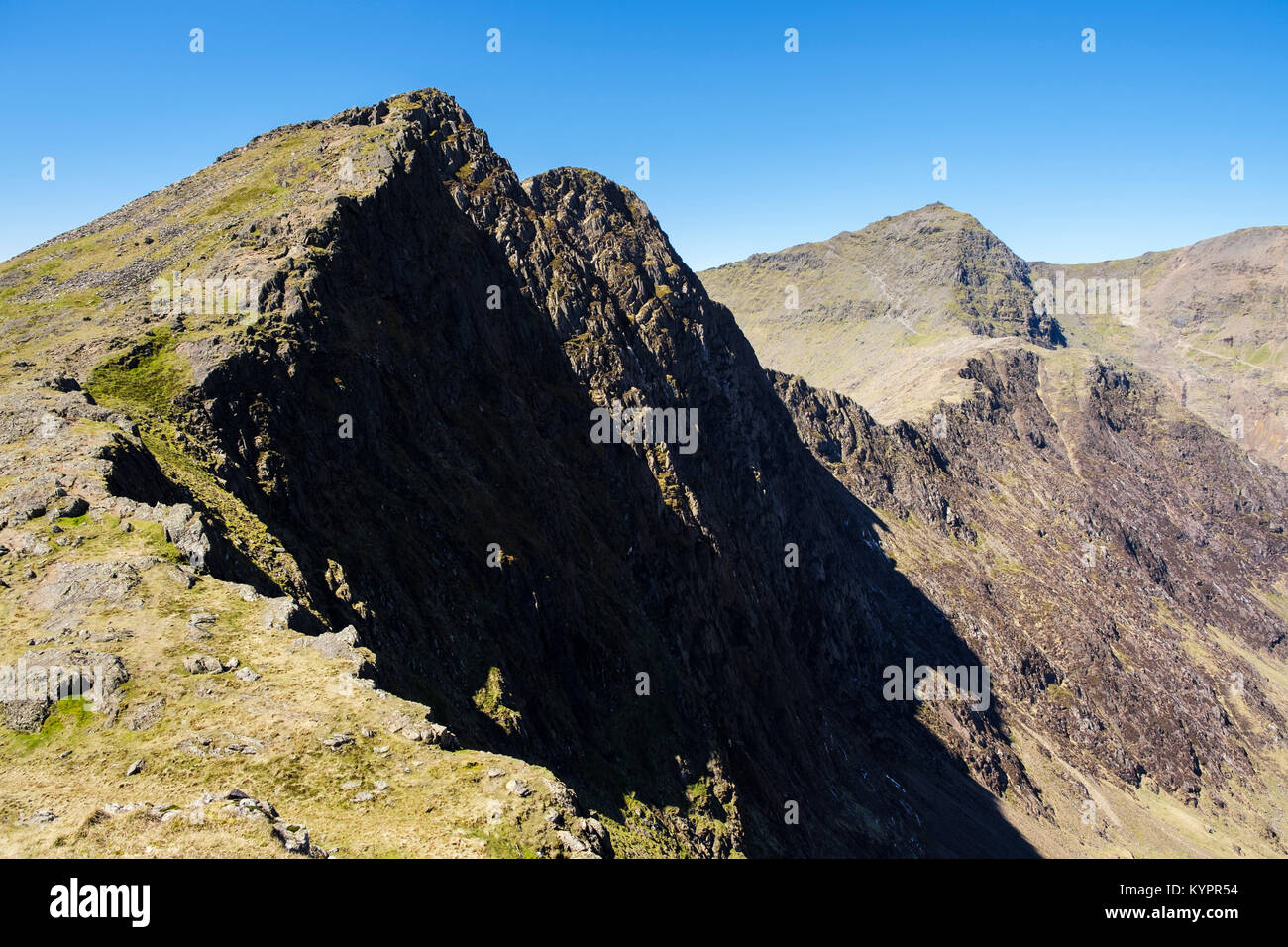 Lliwedd Y Twin Peaks dans Snowdon horseshoe avec Mont Snowdon au-delà, le parc national de Snowdonia, le Nord du Pays de Galles, Royaume-Uni, Angleterre Banque D'Images