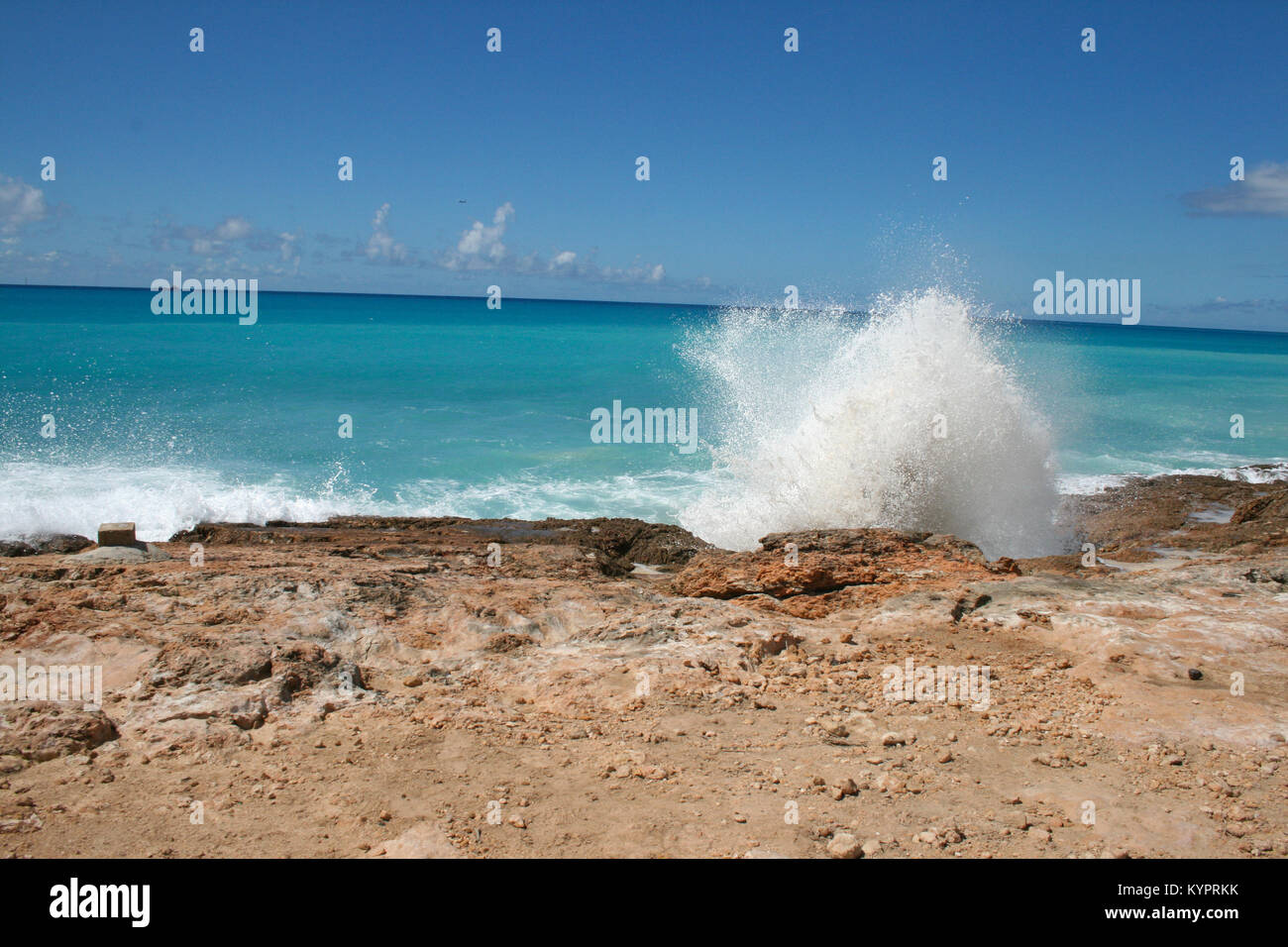 Vagues se brisant sur le littoral de Saint Martin Banque D'Images