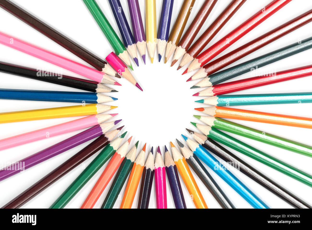 Cercle de crayons, côté aiguisé dans le centre avec un pointeur en forme de crayon rose court Banque D'Images Cercle de crayons, côté aiguisé dans le centre avec un pointeur en forme de crayon rose court Banque D'Images