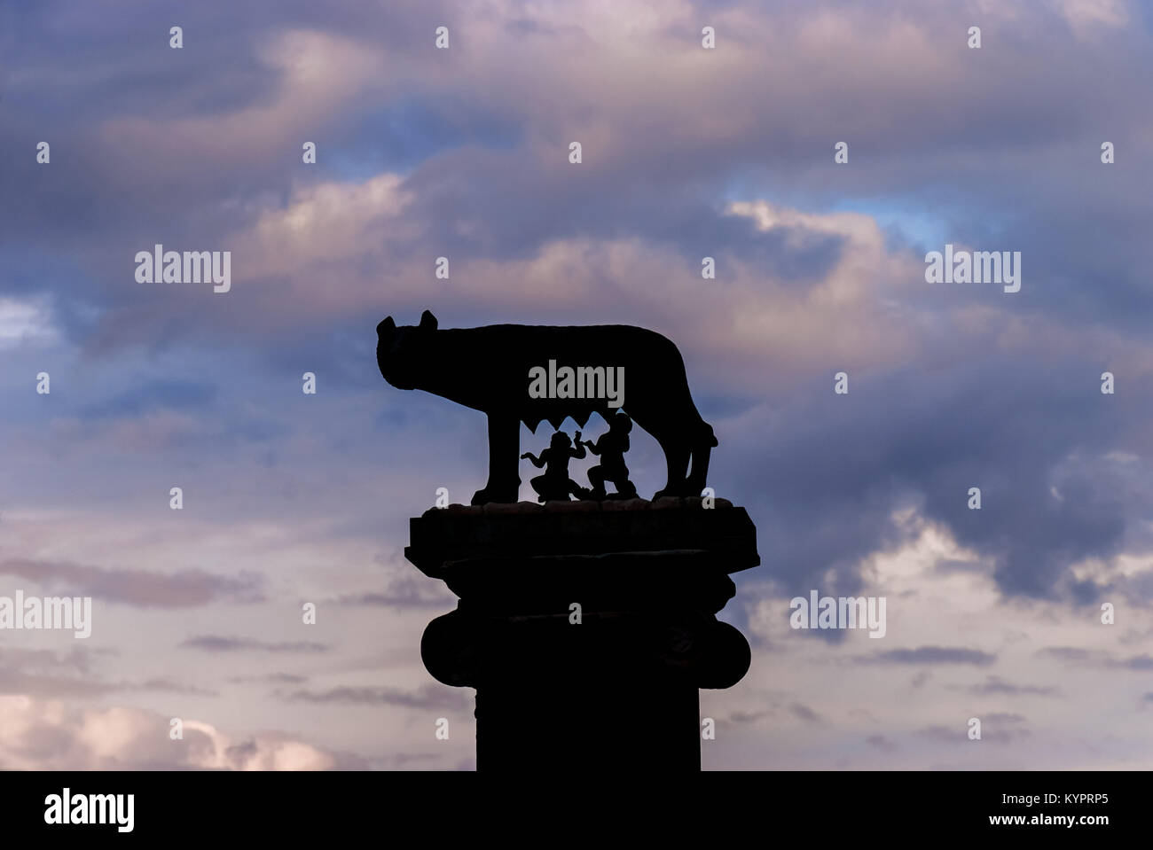 Capitoline Wolf légendaire avec royal twind en haut de la colline du Capitole à Rome, contre de beaux nuages Banque D'Images