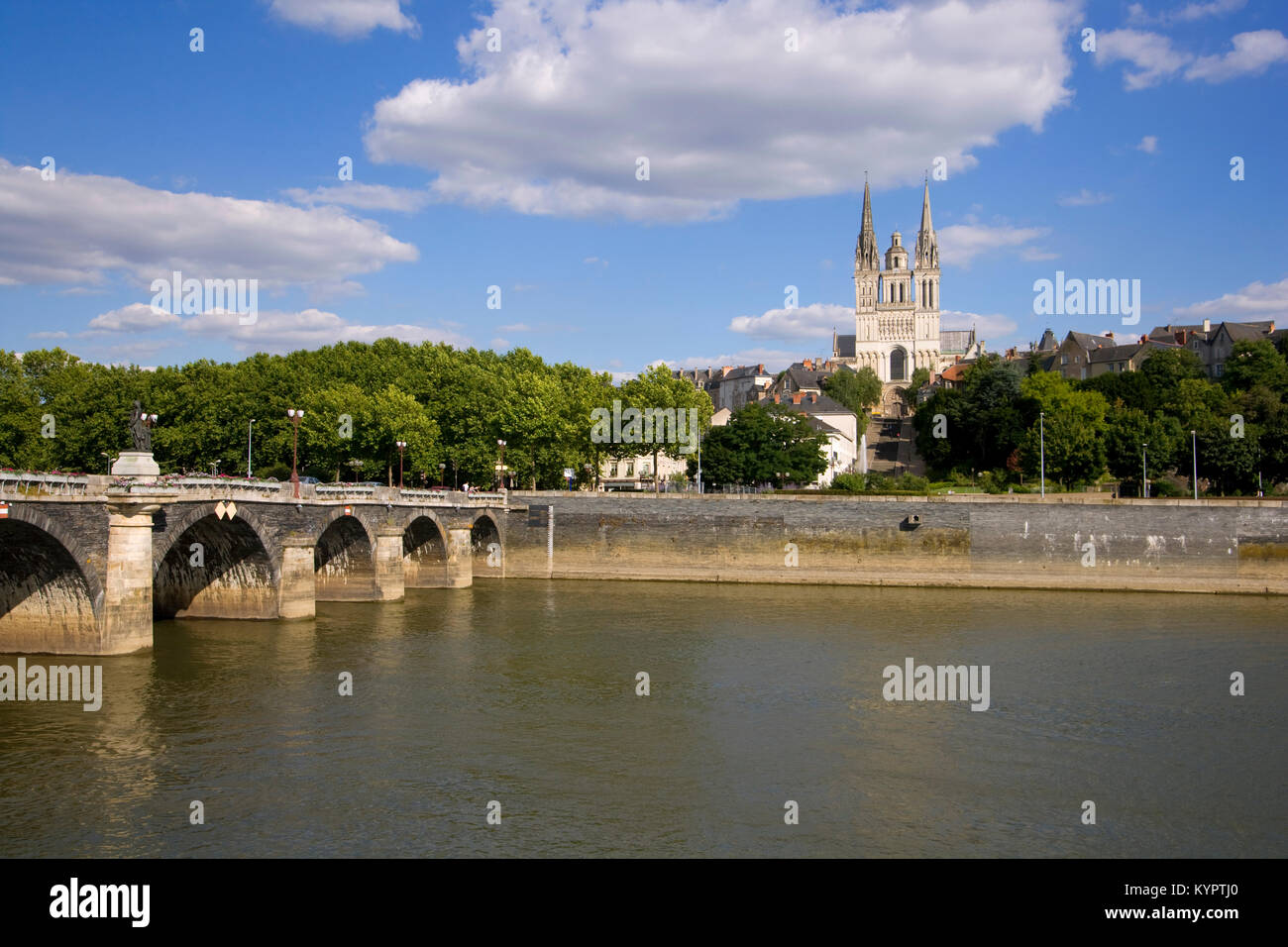 Rivière La Maine et la Cathédrale Saint-Maurice, Angers, Maine et Loire, France Banque D'Images