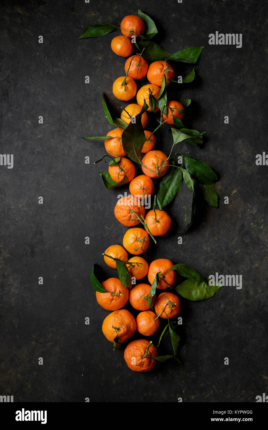 Clementine oranges sur fond noir Banque D'Images