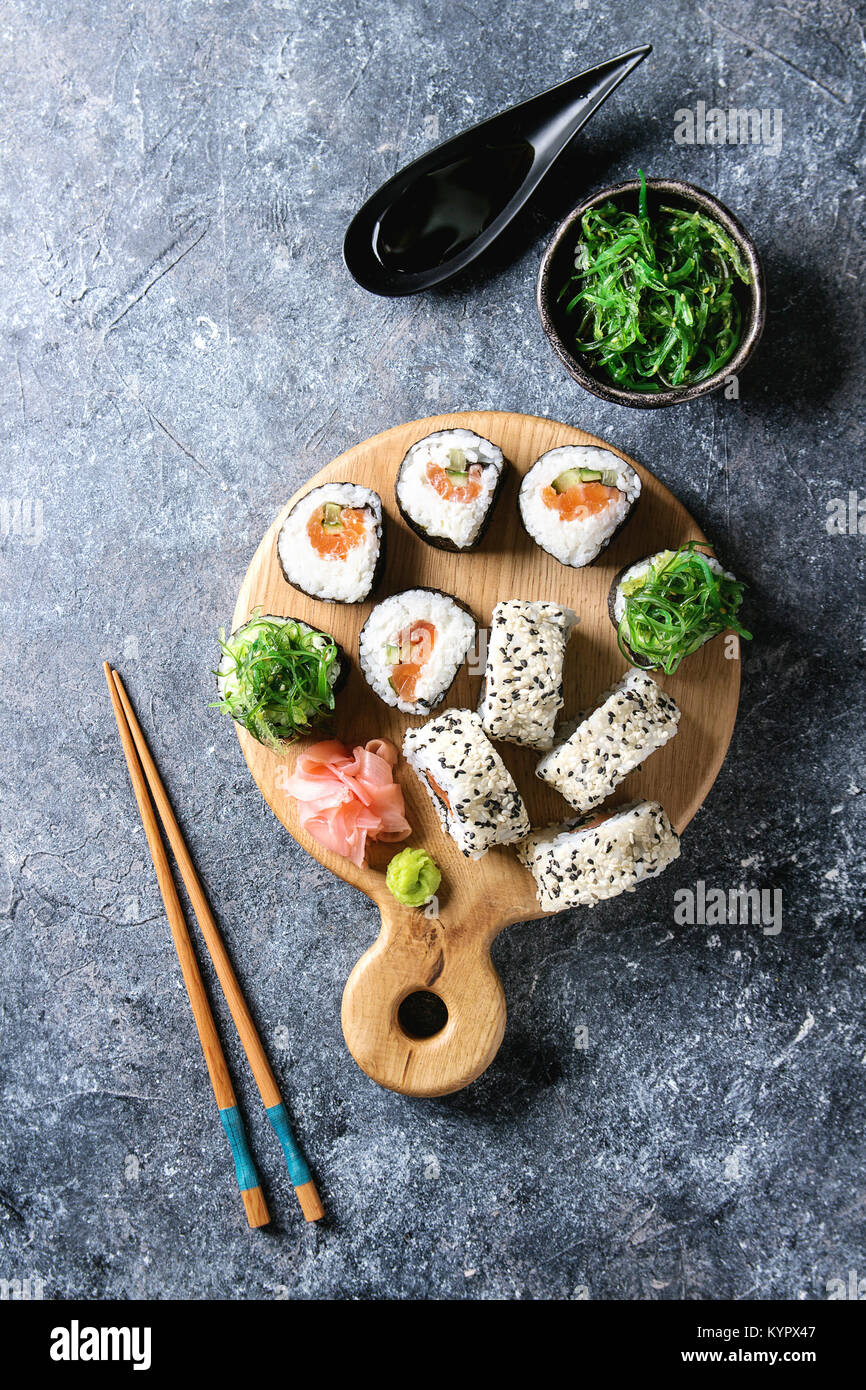 Des Rouleaux De Sushi Set Avec Le Saumon Les Graines De