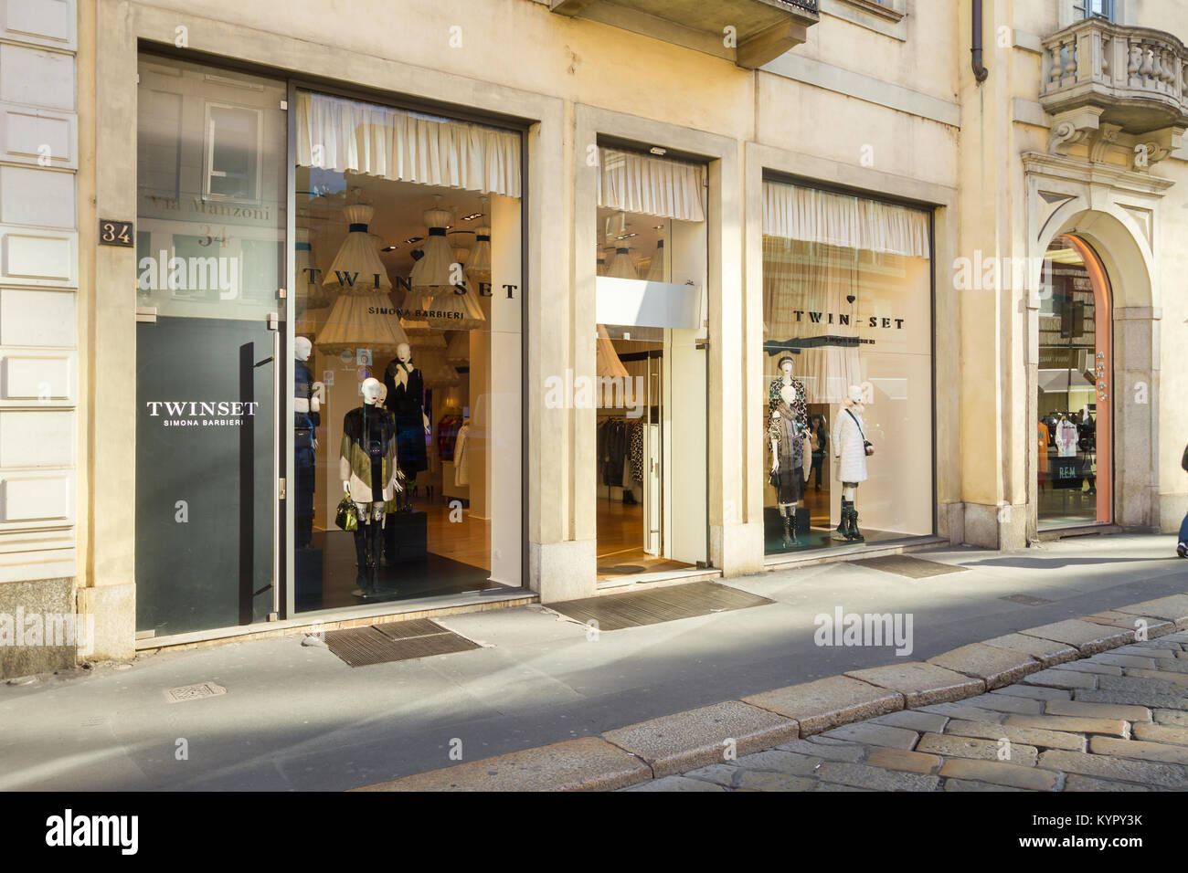 Milan, décembre 2017 : Vitrine de Twinset dans rue commerçante Via Manzoni, dans la capitale de la mode et de la création du monde, en décembre 2017 à Milan Banque D'Images