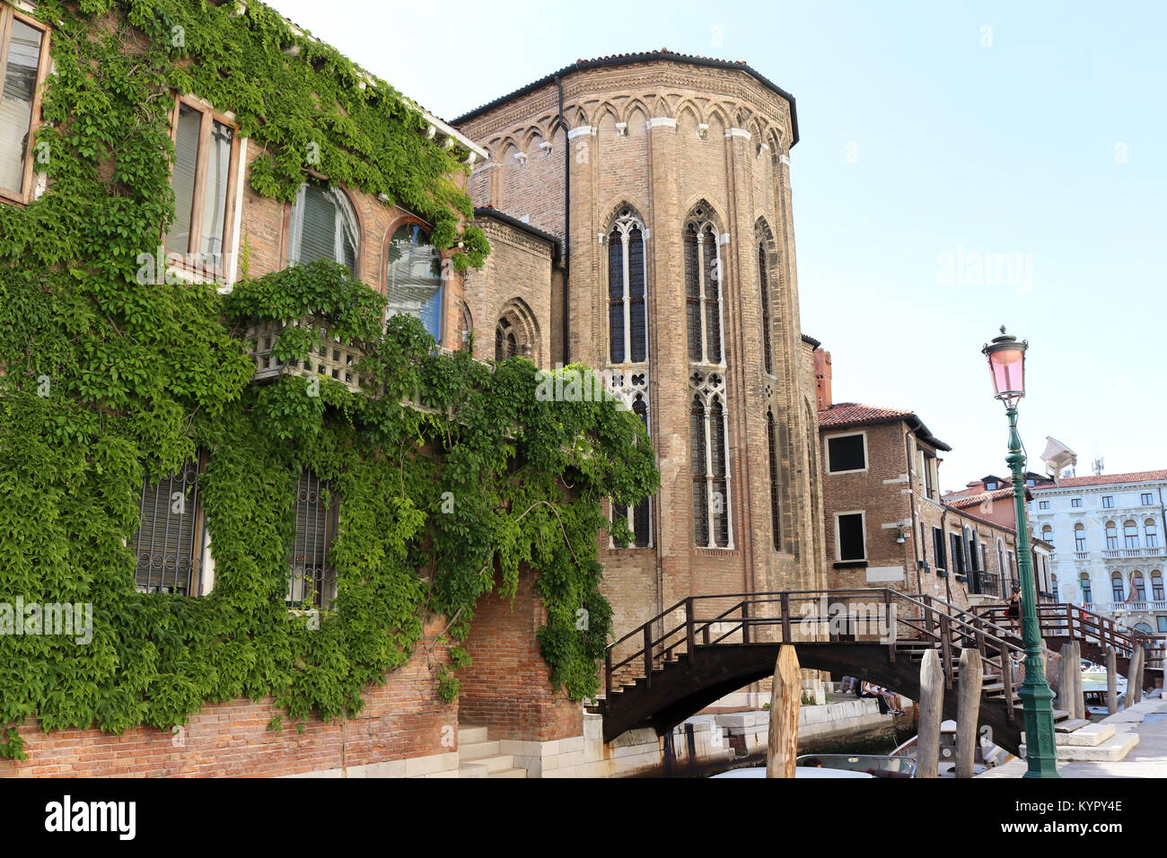 Belle architecture par le canal dans le quartier de Dorsoduro de Venise, Italie Banque D'Images